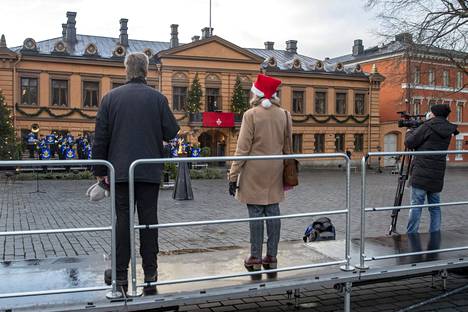 Turun kaupungin protokollapäällikkö Mika Akkanen luki joulurauhan julistuksen Brinkkalan talon parvekkeelta jouluaattona kello 12 tyhjälle Vanhalle Suurtorille 24. joulukuuta 2020. Paikalla oli vain median edustajia.