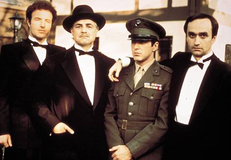 Ensimmäisen Kummisetä-elokuvan tähtikaartia vuonna 1972: James Caan (vas.), Marlon Brando, Al Pacino ja John Cazale.