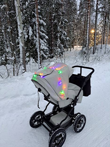 Hyvinkäällä liikkuu myös muita ”jouluvaunuja”. Rämö sai idean, kun hän näki samassa vauvaryhmässä käyvällä kirkkaat valot vaunuissa. Lukijan kuva.