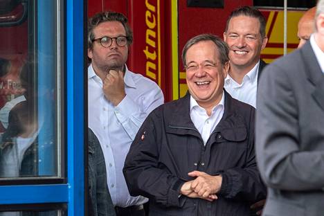 Nordrhein-Westfalenin osavaltion pääministeri ja Saksan liittokansleriksi pyrkivä Armin Laschet kuvattiin naureskelemassa taustalla Saksan liittopresidentin puhuessa tulva-alueella lauantaina.
