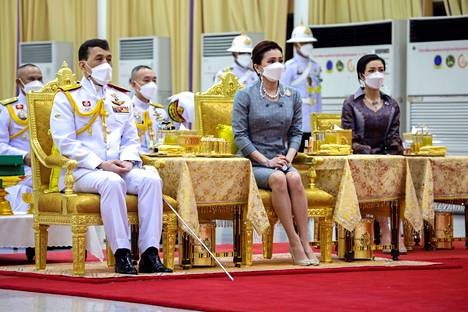 Thaimaan kuningas Maha Vajiralongkorn (vas.), kuningatar Suthida ja kuninkaan toinen puoliso Sineenat Wongvajirapakdi vierailivat bangkokilaisessa sairaalassa syyskuussa. Sineenatilla ei ole kuningattaren statusta vaan hänen arvonimensä on ”kuninkaallinen jalo puoliso”.