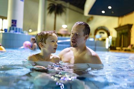 Kahdeksanvuotias Jan Mäkelä ui ja sukelteli isänsä Tomi Mäkelän kanssa Flamingo Spa -kylpylässä Vantaalla maanantaina. Tiistaina kylpylä joutuu sulkemaan ovensa.