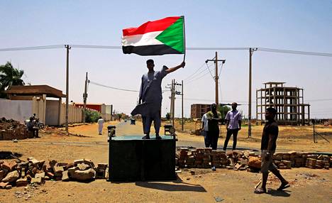 Sudanilaiset mielenosoittajat rakensivat tiensulkuja.
