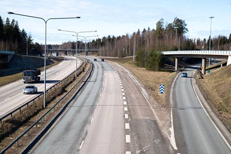 Kauriin löytöpaikka oli Turunväylän läheisyydessä, mikä viittaa siihen, että kauris on jäänyt alun perin auton alle. Kuva vuodelta 2020.