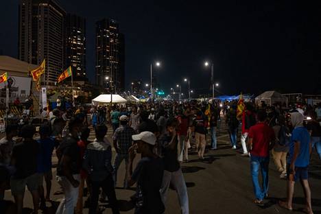 Ulkonaliikkumiskielto ei pidätellyt mielenosoittajia keskiviikkona 13. heinäkuuta Colombossa.