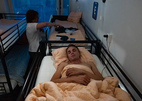 Venäläinen Eugene Kazakov makasi väsyneenä Cheapsleep-hostellin kuuden hengen makuusalissa. Kazakovin miniloma Pietarista Helsinkiin kesti vain päivän, joten ohjelmaa on ollut paljon.
