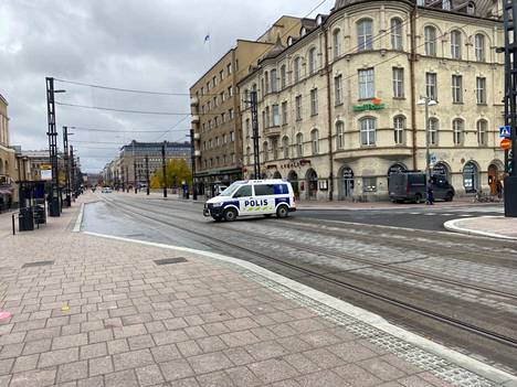 Poliisi tyhjensi Hämeensiltaa Tampereella sunnuntaina.