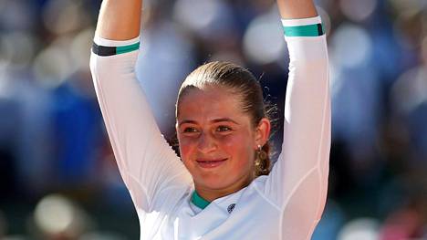 Jelena Ostapenko juhlii voittoaan Ranskan avoimissa.