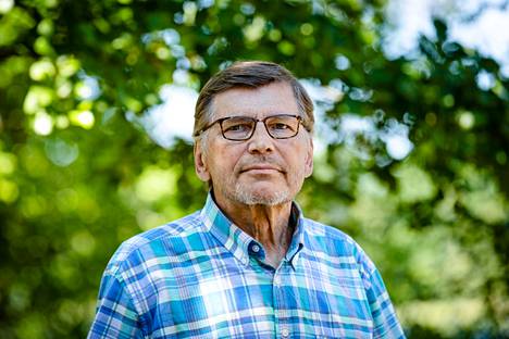 Tampereen yliopiston emeritusprofessori Markku Mäki kertoo, että nekin keliaakikot, jotka noudattavat tarkkaa gluteenitonta ruokavaliota, voivat kärsiä terveysongelmista. Aamulehti kuvasi hänet Kangasalan Kuhmalahdella 29. kesäkuuta.