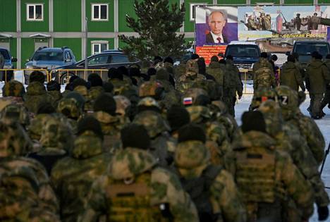 Liikekannallepanon aikana armeijaan mobilisoituja reserviläisiä marssimassa Omskissa Lounais-Siperiassa venäläisen joulun aattona tammikuun kuudentena päivänä.