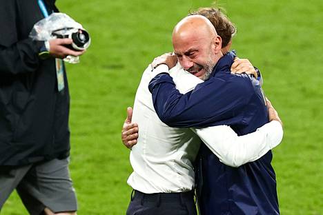 Gianluca Vialli (oik.) ja Roberto Mancini halasivat, kun Italia voitti jalkapallon Euroopan mestaruuden heinäkuussa 2021.