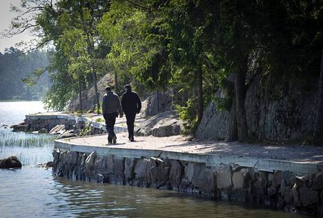 Vuorovene vie upeaan saaristoon - Kaupunki 