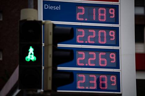 Polttoaineiden hintoja bremeniläisellä huoltoasemalla maanantaina. Saksa aikoo avustaa kansalaisia nousevien energian hintojen kanssa suorilla tuilla ja veroleikkauksilla. 