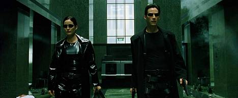 Trinity (Carrie-Anne Moss) ja Neo (Keanu Reeves) elokuvassa The Matrix.