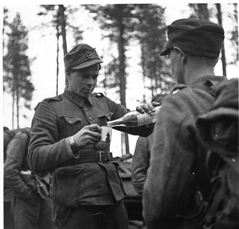 Lähtöviinaksia jaettiin jalkaväkirykmentti 11:n 1-pataljoonan kotiuttamistilaisuudessa Meltauksen kylässä vuonna 1944.
