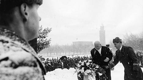 Tasavallan presidentti Urho Kekkonen laski sinivalkoisen kukkaseppeleen Hietaniemen sankarihaudalle adjutanttinsa avustamana, kun Suomi vietti itsenäisyytensä 50-vuotisjuhlaa 1967.