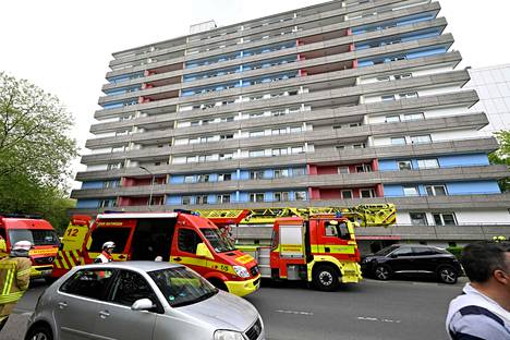 Poliisi ja palomiehet oli hälytetty kerrostaloon Ratingeniin Saksassa ennen räjähdystä torstain aamupäivänä.