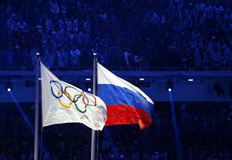 Kansainvälisen olympiakomitean ja Venäjän liput liehuivat vierekkäin Sotšin olympialaisten avajaisissa 2014. Venäjä hyökkäsi Ukrainaan olympialaisten jälkeen myös kahdeksan vuotta sitten.