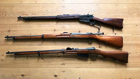 Yli sata vuotta Kourlan kartanossa sahanpuruissa olleet kiväärit ovat edelleen toimintakuntoisia. Aseet ylimmästä alimpaan: Winchester M1895, Arisaka M35 ja Mannlicher M1888.