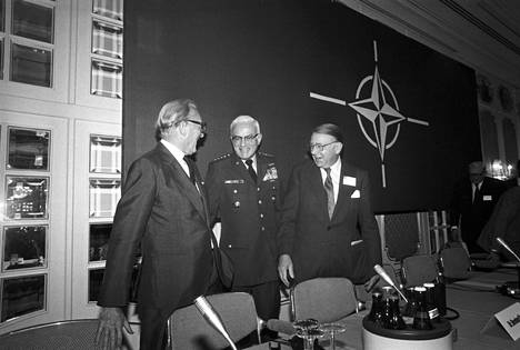 Naton pääsihteeri Peter Carington (vas.), Yhdysvaltain armeijan kenraali Bernard W. Rogers ja Britannian puolustusministeri Naton huippukokouksessa vuonna 1986.