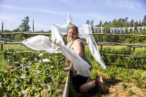 Gina Suomi muutti turkulais­saarelle entiseen tulli­miesten kesä­paikkaan ja viljelee nyt hitaita kukkia.