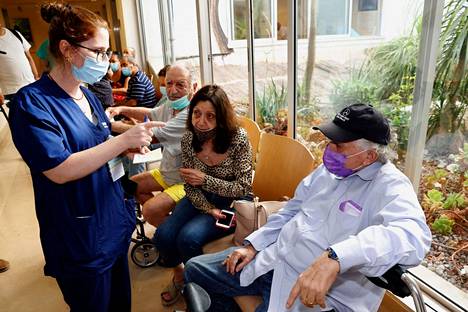 Potilaat odottelivat vuoroaan saadakseen kolmannen koronavirusrokotuksen Tel Avivin lähistöllä sijaitsevalla terveysasemalla maanantaina.