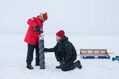 Jukka Tuhkuri (punaisessa takissa) ja James-John Matthee kairaavat jäätä.