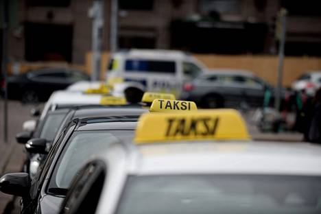 Taksit odottivat viime kesänä 2021 matkustajia taksitolpalla Helsingissä.