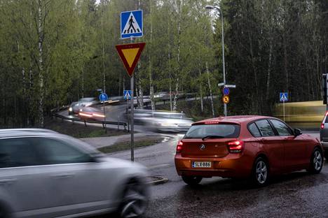 Tämä vilkas autoväylä keskellä Vantaata tekee yhtäkkiä selittämättömän,  vaarallisen mutkan – Mistä on kyse? - Vantaa 