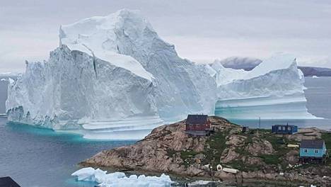Massiivinen jäävuori lipui Grönlannin edustalle – pieni kylä pelkää jäävuoren hukuttavan sen tsunamiaaltoihin