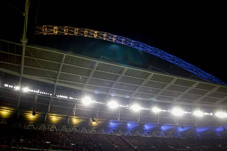Wembleyn stadion valaistiin Ukrainan lipun värein 27. helmikuuta 2022.