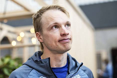 Iivo Niskasesta tuli isä ensimmäistä kertaa. Maastohiihtäjä Iivo Niskanen maastohiihtojoukkueen mediapäivässä Helsingissä 12. lokakuuta 2022.