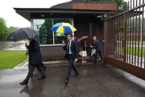 Ruotsin lähetystön työntekijät poistuivat lähetystöstä Moskovassa torstaina.
