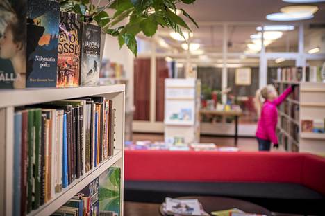 Myös HelMet-kirjastojen asiakkaat pääsevät valitsemaan nettiäänestyksessä oman suosikkinsa finalistien joukosta. Kuvassa Herttoniemen kirjasto.
