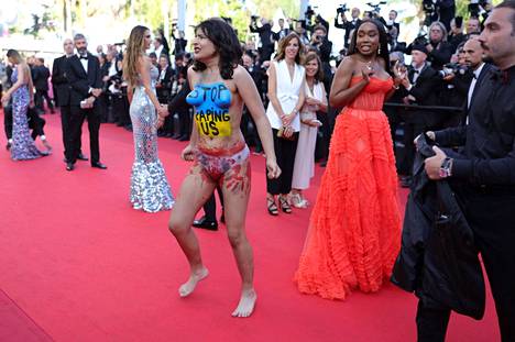 Ukrainan väreillä maalattu nainen aiheutti hämminkiä ensi-iltayleisön keskuudessa Cannesissa perjantaina.