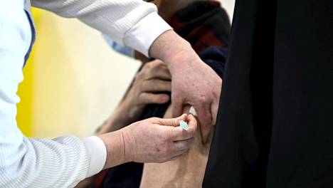 Rokotukset | Koronarokotteiden haitoista ilmoitetaan muita rokotteita herkemmin: Suomessa tehty lähes 1 250 haittavaikutusilmoitusta
