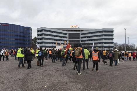 Postin työntekijät järjestivät marraskuussa mielenosoituksen Postin pääkonttorin edustalla   Helsingin Ilmalassa.