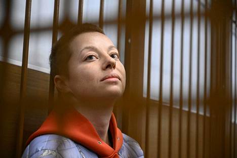 Ohjaaja Jevgenija Berkovitš istui vangitsemisoikeudenkäynnissä Moskovassa perjantaina.