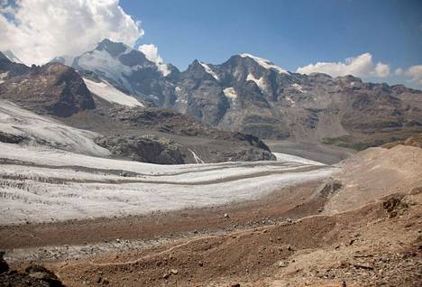 Lumisade suojaa jäätiköitä sulamiselta myös heijastusvaikutustensa vuoksi. Puhdas lumi heijastaa likaista lunta paremmin auringonvaloa pois. Kuva Alpeilta 22. heinäkuuta.