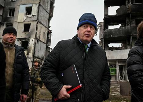 Britannian entinen pääministeri Boris Johnson kuvattuna sunnuntaina Venäjän hyökkäyksen raunioittamassa Borodjankassa Ukrainassa. Samaan aikaan Britanniassa on noussut kohu hänen velkajärjestelyistään ja niiden mahdollisista yhteyksistä BBC:n hallituksen puheenjohtajan valintaan.