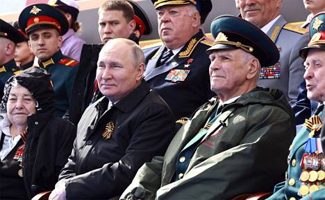 Venäjän presidentti Vladimir Putin (kuvassa alarivissä toinen vasemmalta) seurasi voitonpäivän paraatia Moskovan Punaisella torilla maanantaina.