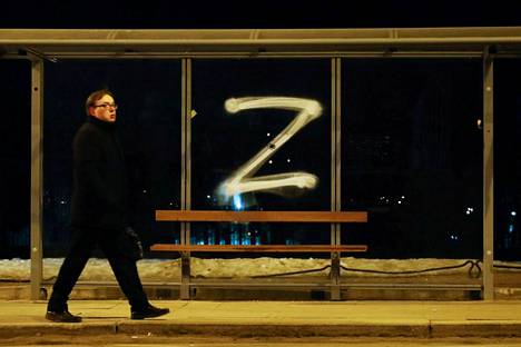 Sotaa kannattava Z-kirjain komeili viikonvaihteessa bussipysäkin katoksessa Pietarissa.