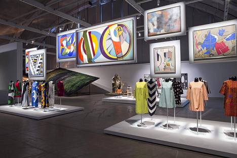 Hamin näyttely näyttää, miten Vuokko Nurmesniemen suunnittelemat vaatteet ja aikansa kuvataide inspiroituivat toisistaan.