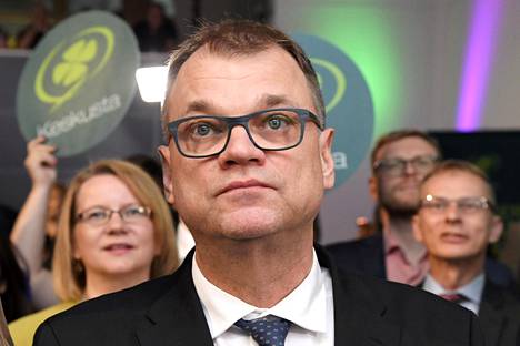 Jyri Hännisen ja Jarno Liskin kirja käsittelee eritoten Juha Sipilän keskustan toimintaa. Juha Sipilä vaalivalvojaisissa toukokuussa.