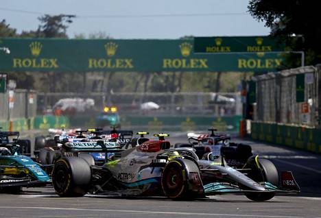 Mercedeksen Lewis Hamilton kärsi sunnuntaina Bakun osakilpailussa kovista selkäkivuista.