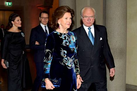 Ruotsin kuningasperhettä kuvattuna 10. joulukuuta 2021. Edessä oikealla kuningas Kaarle Kustaa ja takana vasemmalla kruununprinsessa Victoria.