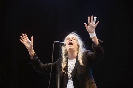 Patti Smith eläytyi keikallaan Flow-festivaaleilla Helsingissä.