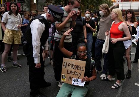 Energian kalliita hintoja vastustajia mielenosoittajia Lontoossa elokuun lopussa. 