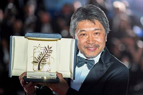 Japanilainen elokuvaohjaaja Hirokazu Kore-eda voitti toukokuussa Cannesin elokuvajuhlien arvostetun pääpalkinnon. Voittajaelokuva nähdään Suomen ensi-illassa Rakkautta ja Anarkiaa -festivaalilla syyskuussa.