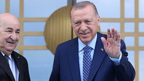 Turkin presidentti Recep Tayyip Erdoğan (oik.) isännöi maanantaina  Algerian presidentin Abdelmadjid Tebbounen vierailua Ankaraan.